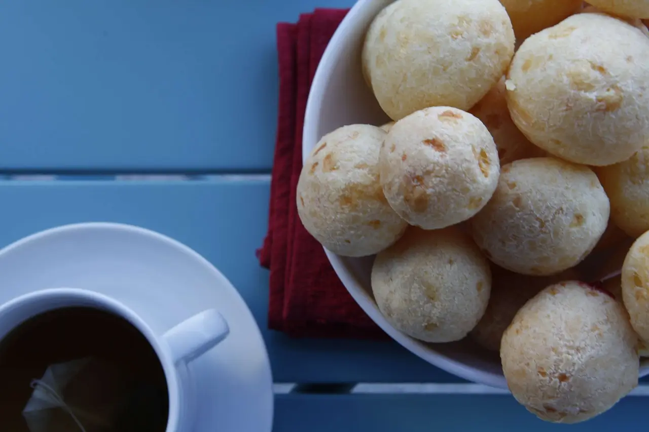 pão de queijo com cafe